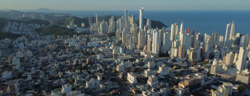 Feriado prolongado e festas de outubro devem impulsionar turismo em Balneário Camboriú